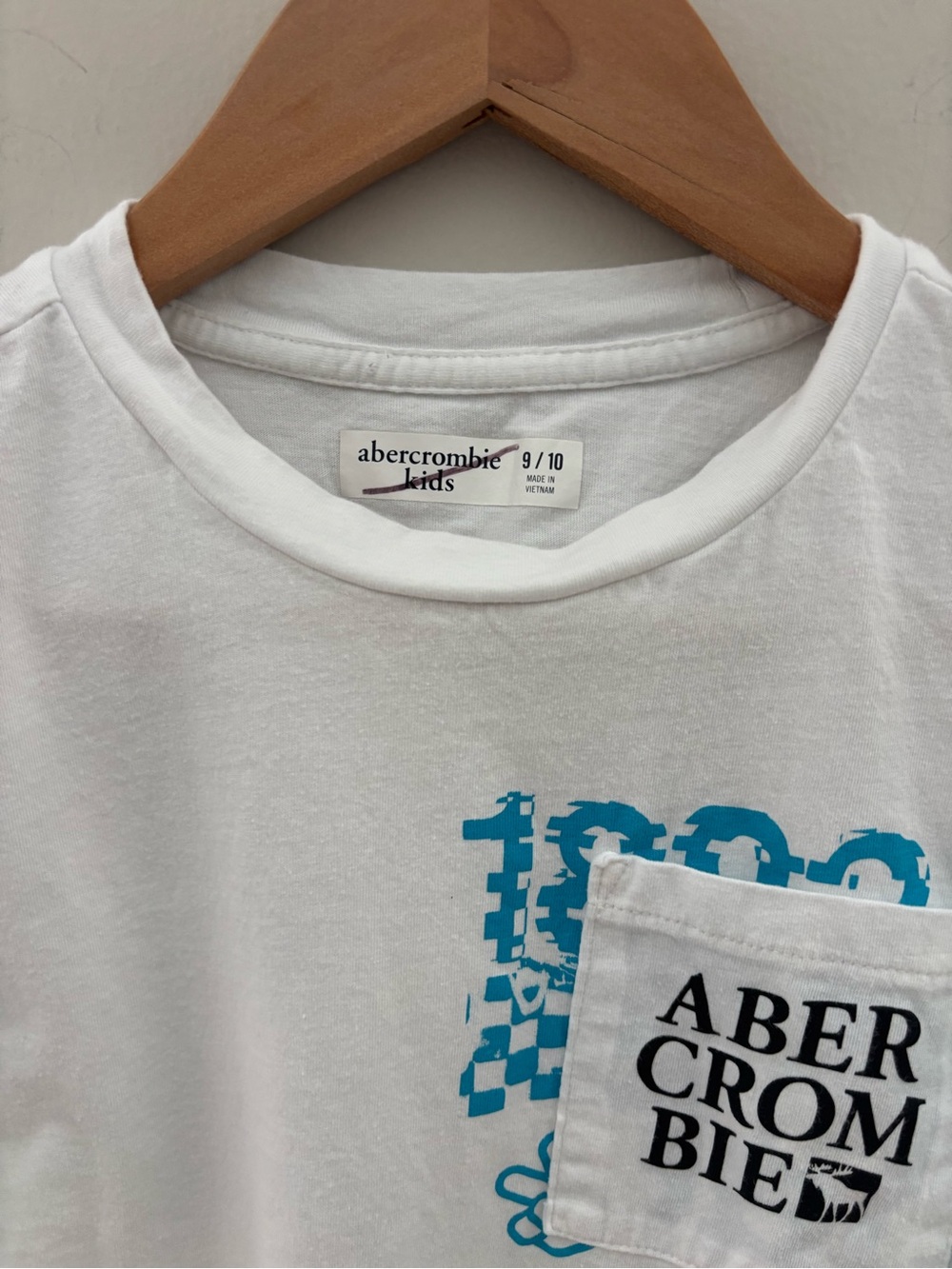 Abercrombie Kids White Graphic Pocket Tee Boys Size 9/10 Short Sleeve Logo Shirt - Picture 2 of 3